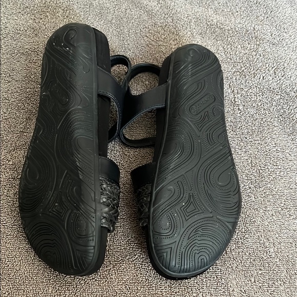 BareTraps Black Sandals with Adjustable Straps - Picture 4 of 7